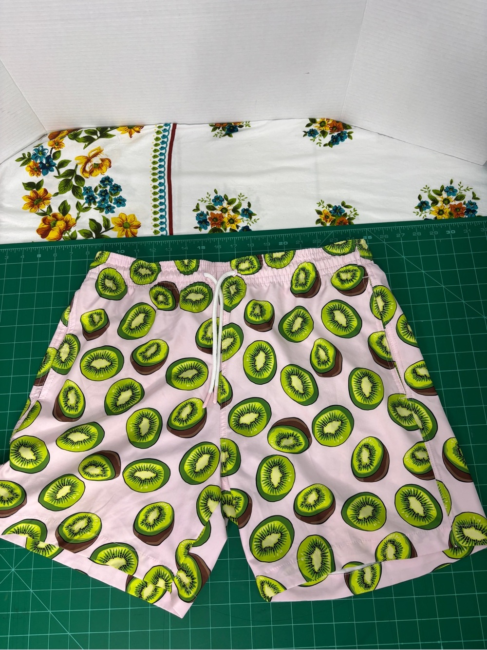 Trunks Surf & Swim Men's Pink Kiwi Print Swim Trunks No Lining Side Pockets